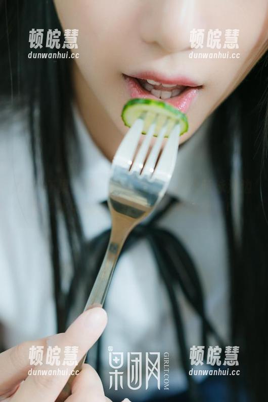 GIRLT果团网-周大萌 GIRLT果团网 - 高清捕捉,周大萌泳池边的“水中仙女”特效,快来围观啊!