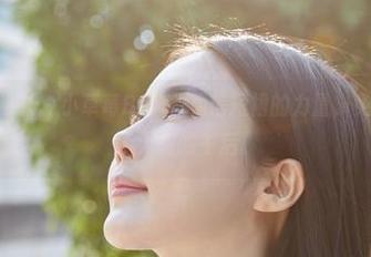 MiiTao蜜桃社 – 小草莓Berry相信短裙的力量，免费图册拯救了无聊的午后。
