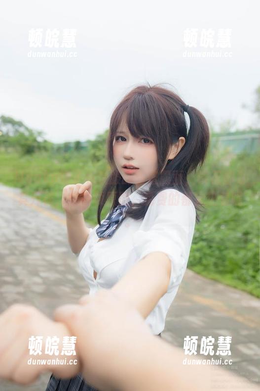 Nyako喵子和汉服的甜蜜露面，樱花都为其开花，快来领原图，免费的都火热着呢。