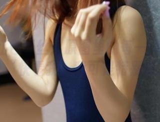 ROSI红色蕾丝：原图里的每一道细节都在说‘快看我，我可是特别款’！