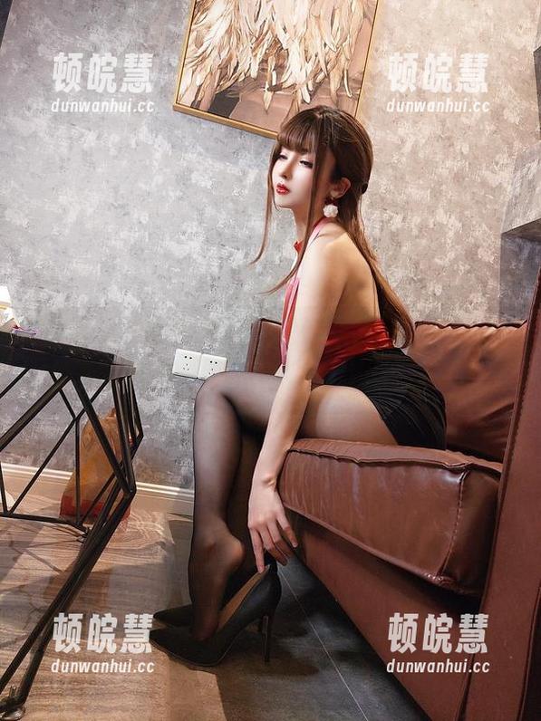 Rioko凉凉子 Rioko凉凉子再一次震惊众人,御姐风范的美图更新,卖东西都得认她为老板。