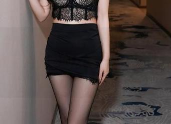 Xiuren秀人网 – 哇，这红裙和奈奈Fox的身材有种微妙的反差，原图和照片对比好有意思。