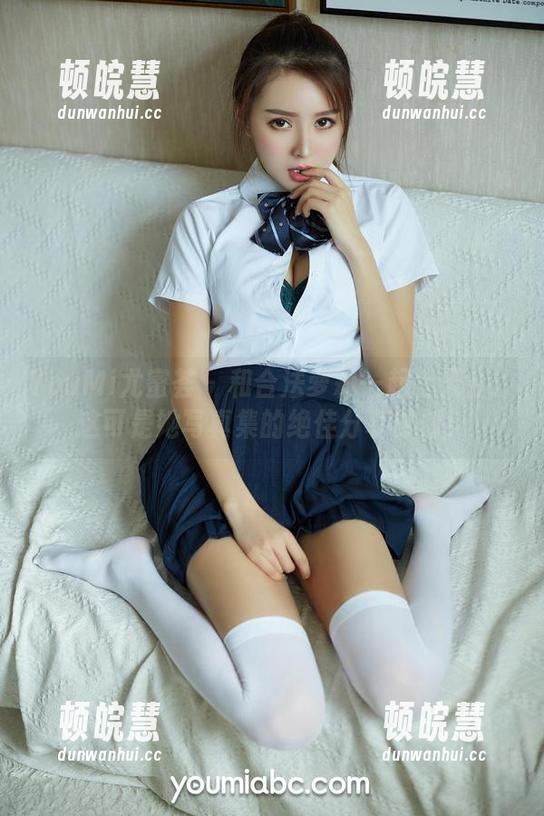 YouMi尤蜜荟 - 和合法萝莉一起上天台：这可是她写真集的绝佳分享时刻！