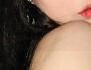 微密圈 – 不爱笑的赛琳拿着私房美图，试图开一个浪漫的猫咪聚会？