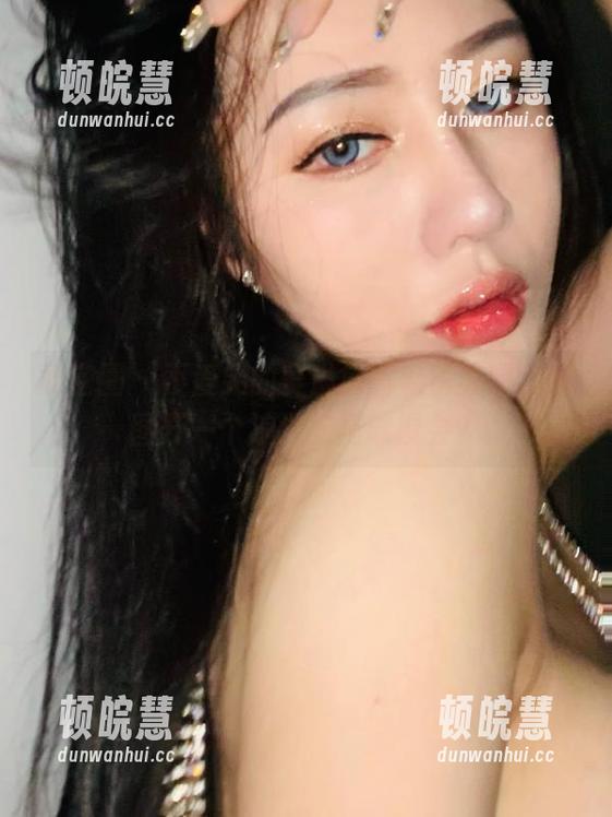 微密圈 - 不爱笑的赛琳拿着私房美图，试图开一个浪漫的猫咪聚会？