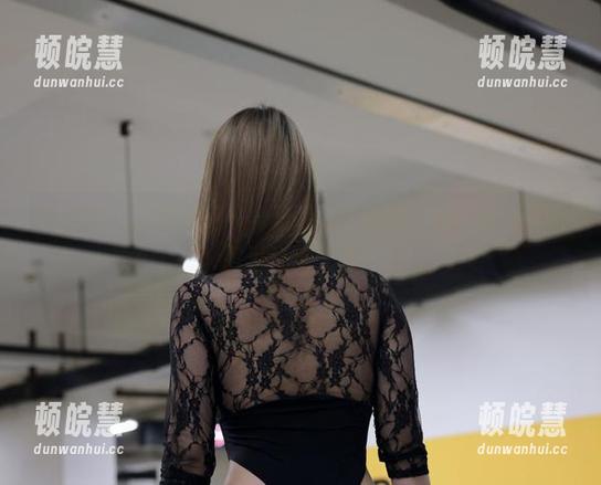 乙醇子 微密圈 - 乙醇子这一身蓝色深V裹胸,果然在高清美图里又撩又艳。