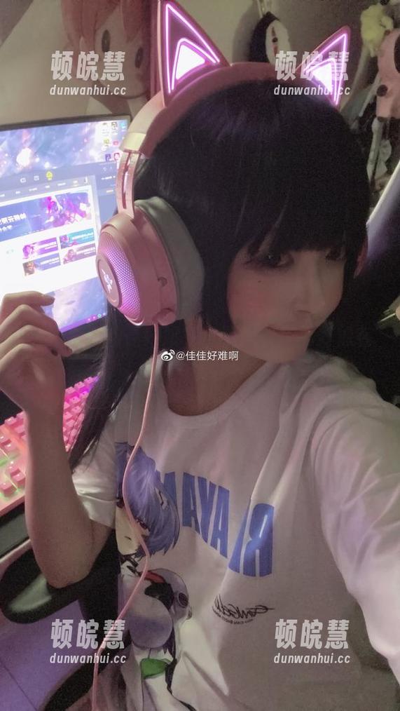 制服里的佳佳好难啊，图包和写真好像在说悄悄话？