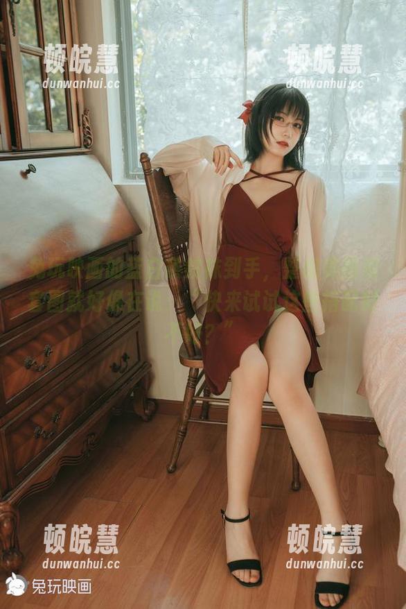 兔玩映画 兔玩映画的蓝白条纹袜到手,整组美图和套图就好像在说:“快来试试这些搭配好不好?”