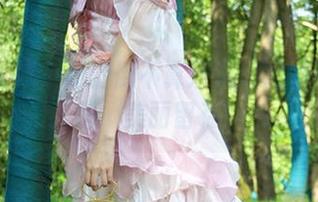 初夏女神 – 不滑倒不算双双：她的溜冰刹那，美丽留存！