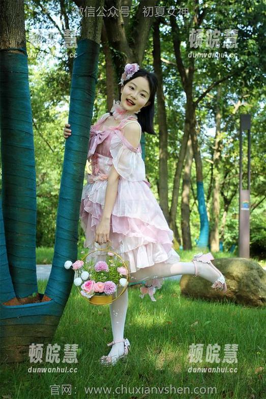 初夏女神-双双 初夏女神 - 不滑倒不算双双:她的溜冰刹那,美丽留存!