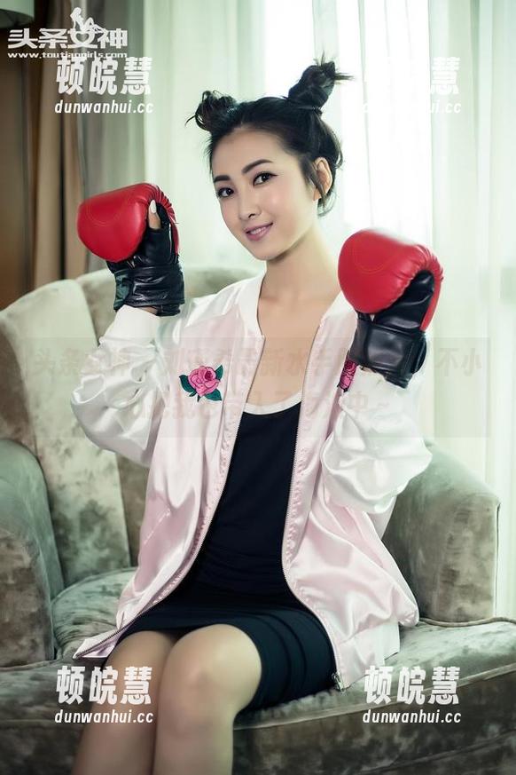 头条女神 - 刘瑾希最新水手服照片，不小心把我也带入了海浪中～