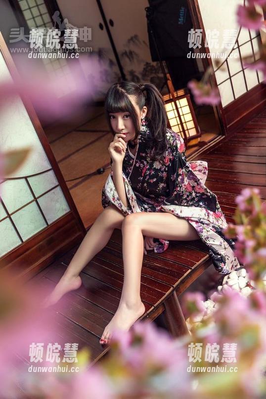 头条女神-洛洛可 头条女神 - 找了一圈,发现洛洛可的美腿作品集是妥妥的心血来潮。