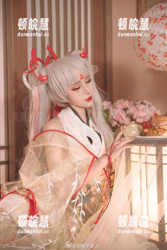 奶狮不咬人 免费图包:奶狮不咬人的雨师,看看这模特的“水上”技巧。