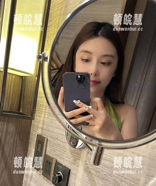 微密圈 - 奶雯的红色诱惑，灯光一关，写真照样能激发我无尽联想啊。