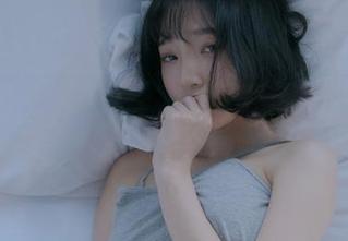 大家快来看！姜仁卿(강인경)的“温柔夜晚”更新，就像你夜里的饥饿一样令人挂念！