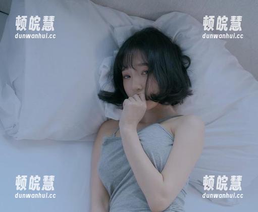 大家快来看！姜仁卿(강인경)的“温柔夜晚”更新，就像你夜里的饥饿一样令人挂念！