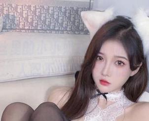 白色蕾丝里的小小奶瓶儿，私拍图包竟让人忍不住想多看几眼