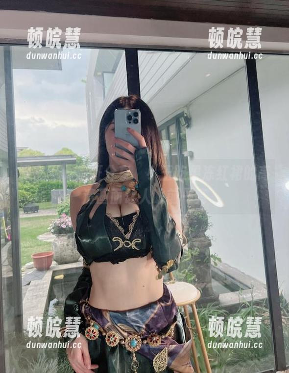 微密圈 - 疯狂分享，小玉吃果冻红裙的高清画面让人眼前一亮