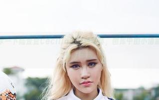 尤物馆 – 分享一下陆萱萱Cecilia的白色写真，图库中的小清新，脸上的表情好特别