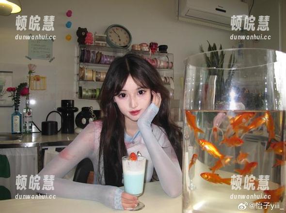 怡子yiii 在怡子yiii的日常里,免费美图教你怎样把洗衣服变成一场优雅的舞台表演!