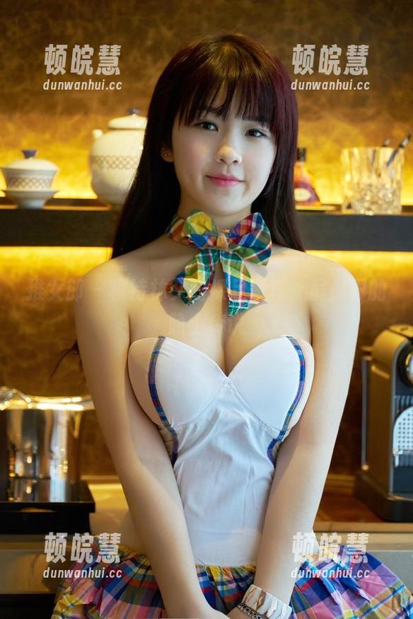 推女郎 - 模特林夕的裸足写真，屏保界的隐士传说