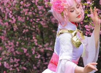 除开桃暖酱定制的图集，汉服古风好像总有些妖媚，不过看她穿着就是漂亮到出奇。