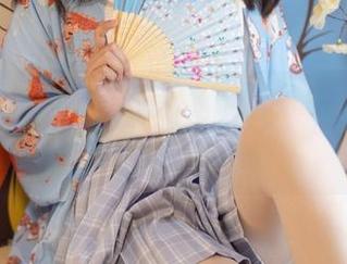 森萝财团 – 偷瞄默陌的制服私拍，今天我真是个“围观者”