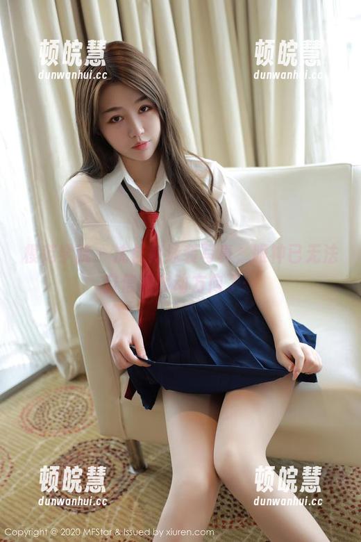 模范学院 - 沈佳熹泳装写真，眼神已无法自信地移动方向了…
