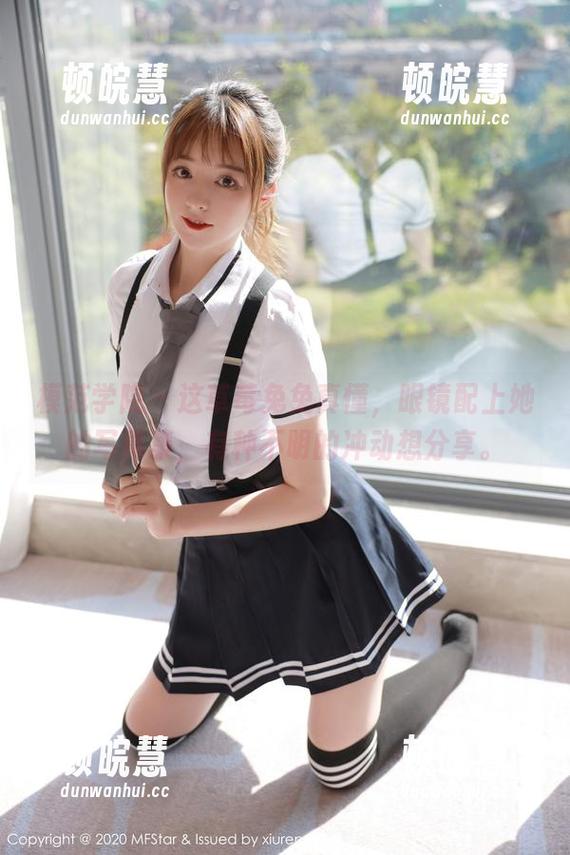 模范学院-草莓兔兔 模范学院 - 这草莓兔兔真懂,眼镜配上她的写真集,有种不明的冲动想分享。