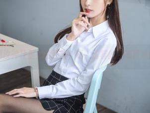 观看泥泥汝神社巫女的原图，呀，这样的姿态真难得一见。