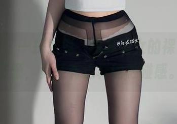 微密圈 – 一探究竟，白龙猫女的裸足最新资源，竟还有这样的触碰感。