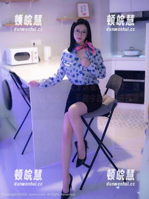 秀人网 - 会飞的小虎牙泳衣写真新作：这一身泳装让我想问，干脆今晚我们去夜泳吧？
