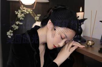 秀人网 – 木木hanna在红裙里，大胆又迷人，美图的光芒得分享给全宇宙！