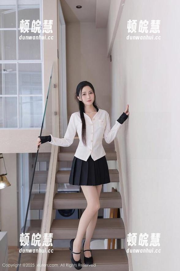 秀人网-白白Alina 秀人网 - 白白Alina的户外场景宛如一幅流动的画,记得下载这本写真集,细细品味。