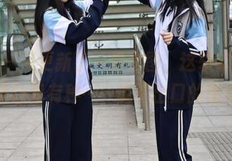 秀人网 – 又更新了一组套图，这软软的礼服总是让我有种……说不出口的感觉。