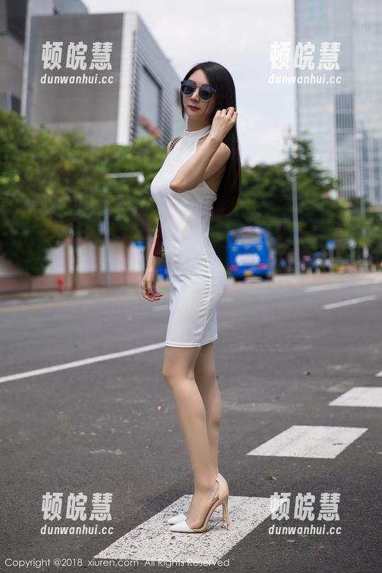 秀人网-麦田 秀人网 - 麦田的吊带美图,精选出场,总有种淡淡的闲适。