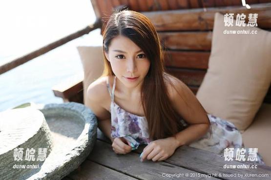 美媛馆 - 唐琪儿的写真：沉迷运动的我和躺在沙发的我，壁纸效果奇佳！