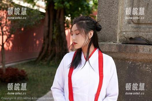 蜜桃社-伊琳 蜜桃社 - 就这样,伊琳穿上了无圣光礼服,图包里竟还有些惊奇