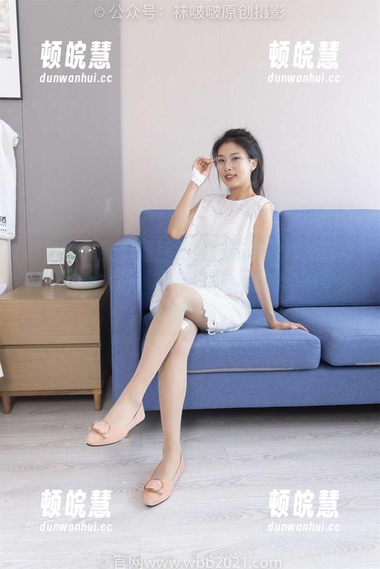 袜啵啵 - 看小甜豆如何用高跟凉鞋把日常变成私房大片，真是妙啊，走路时的季节感爆棚。