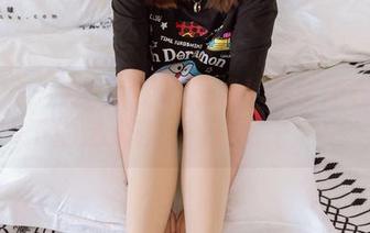 袜啵啵 – 来一波免费图集！甜甜圈在制服下的迷人秒拍…意犹未尽！