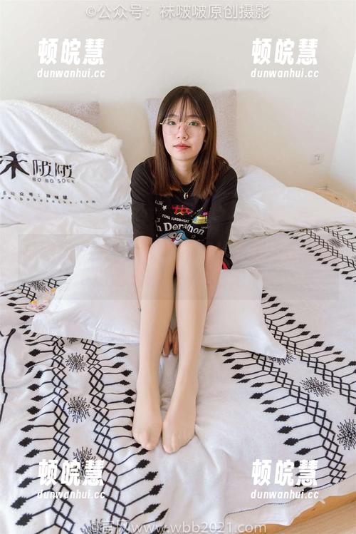 袜啵啵-甜甜圈 袜啵啵 - 来一波免费图集!甜甜圈在制服下的迷人秒拍…意犹未尽!
