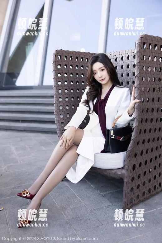 语画界-奶瓶 语画界 - 来看奶瓶的裤里丝写真,简约却又让人唏嘘的搭配。