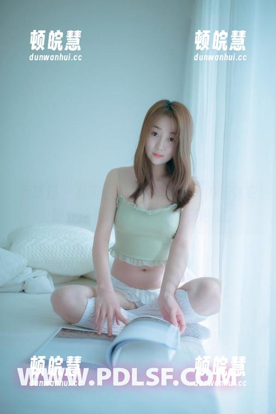 轰趴猫-梦心玥 轰趴猫 - 最新图册来袭,梦心玥的连体衣,啊,这姿态真让人停下来瞧瞧。