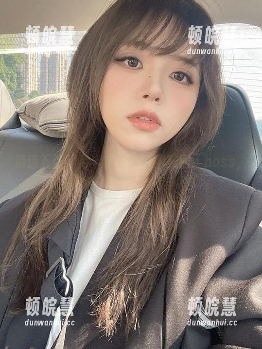 精选五张闪月半的夏季制服美图，boss，这种制服能再穿几年吗？