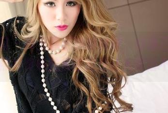 青豆客 – 绮里嘉和她的妹妹，好像正在私语，照片传递的氛围真是让人琢磨不透。