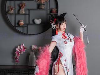 在制服中，面饼仙儿的作品隐藏了不少好玩的小心思。
