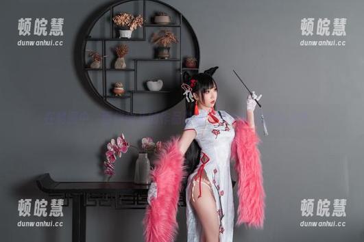 在制服中，面饼仙儿的作品隐藏了不少好玩的小心思。