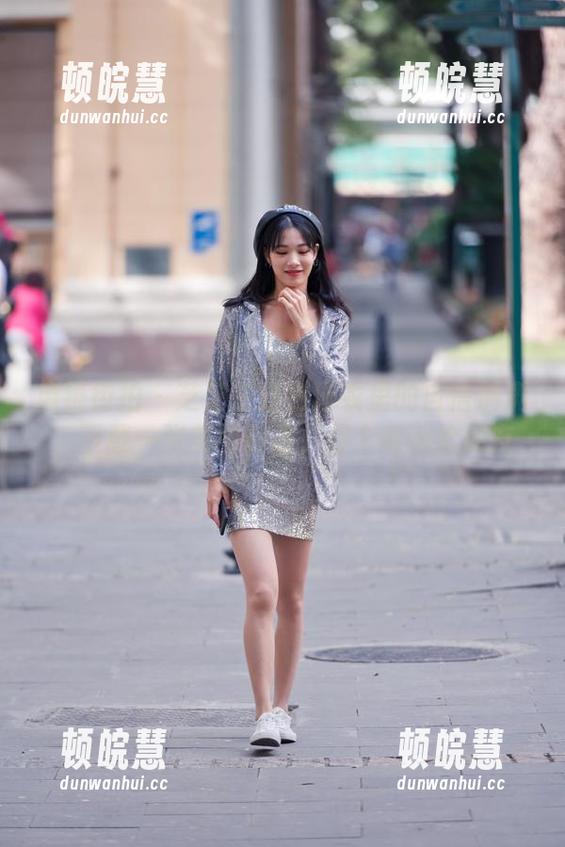 魔镜街拍-芝芝 魔镜街拍 - 芝芝在蓝色泳衣里的自信满满,下载一张美图存着,打个电话给朋友