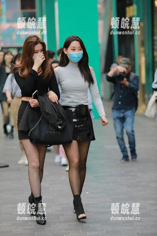 魔镜街拍 魔镜街拍系列,全套热裤短丝小妹,快下吧,别犹豫了!